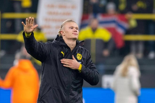 尤文航班延误，挪威当地球迷抓紧机会在机场与他们合影留念